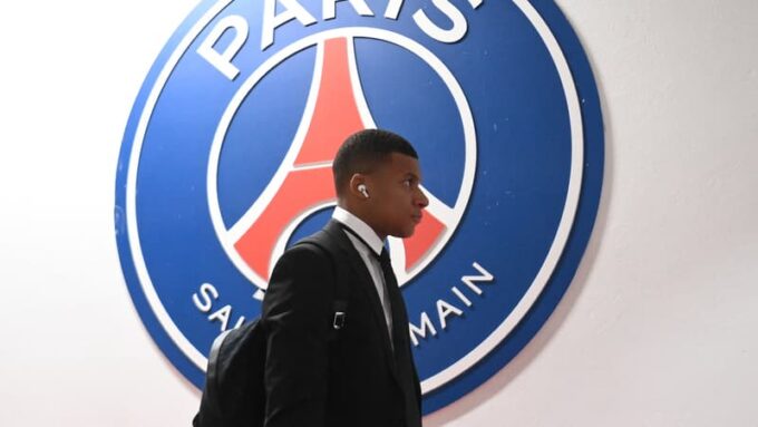 Le logo du Paris Saint-Germain avec le slogan "Le club de la victoire"