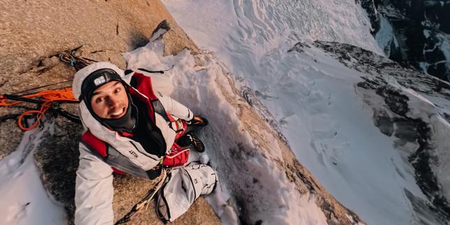 Alpiniste gravissant la voie de Divine Providence