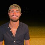 Un jeune homme en maillot de football avec un sourire, avec le texte alt "Dan Elkayam, un jeune passionné de football"