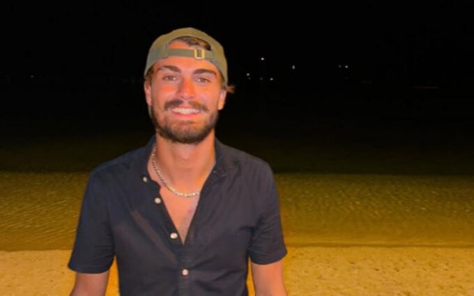 Un jeune homme en maillot de football avec un sourire, avec le texte alt "Dan Elkayam, un jeune passionné de football"