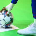 Un arbitre recevant un direct au visage