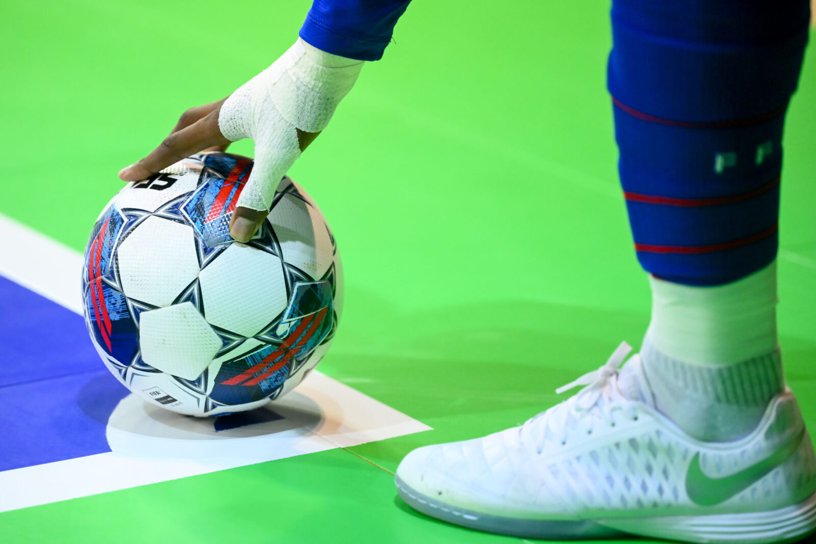 Un arbitre recevant un direct au visage