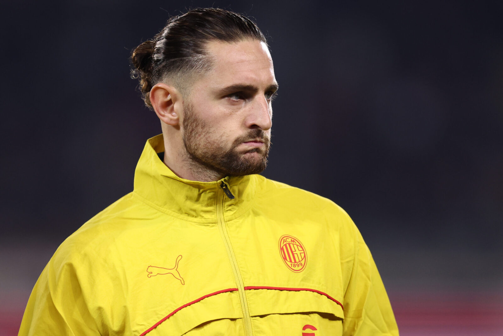 Un joueur de football tenant un chèque de 10 000 euros