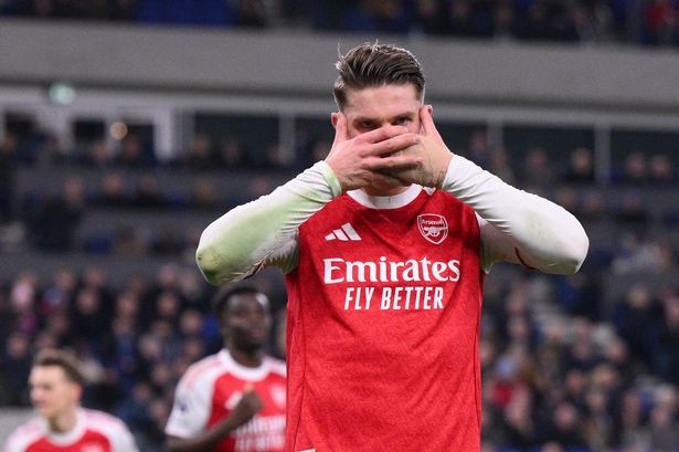 Arsenal players celebrating after Viktor Gyokeres' penalty.