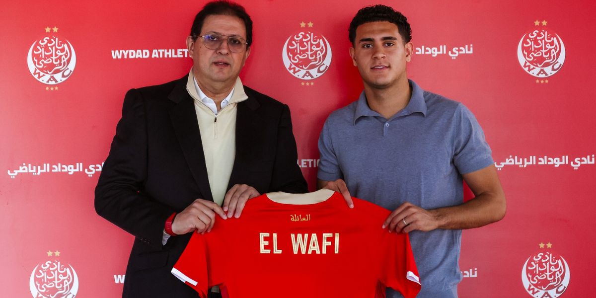 Ayman El Wafi, nouvelle recrue du Wydad Athletic Club, posant avec le maillot du WAC.