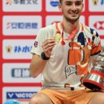 Christo Popov tenant le trophée des World Tour Finals.