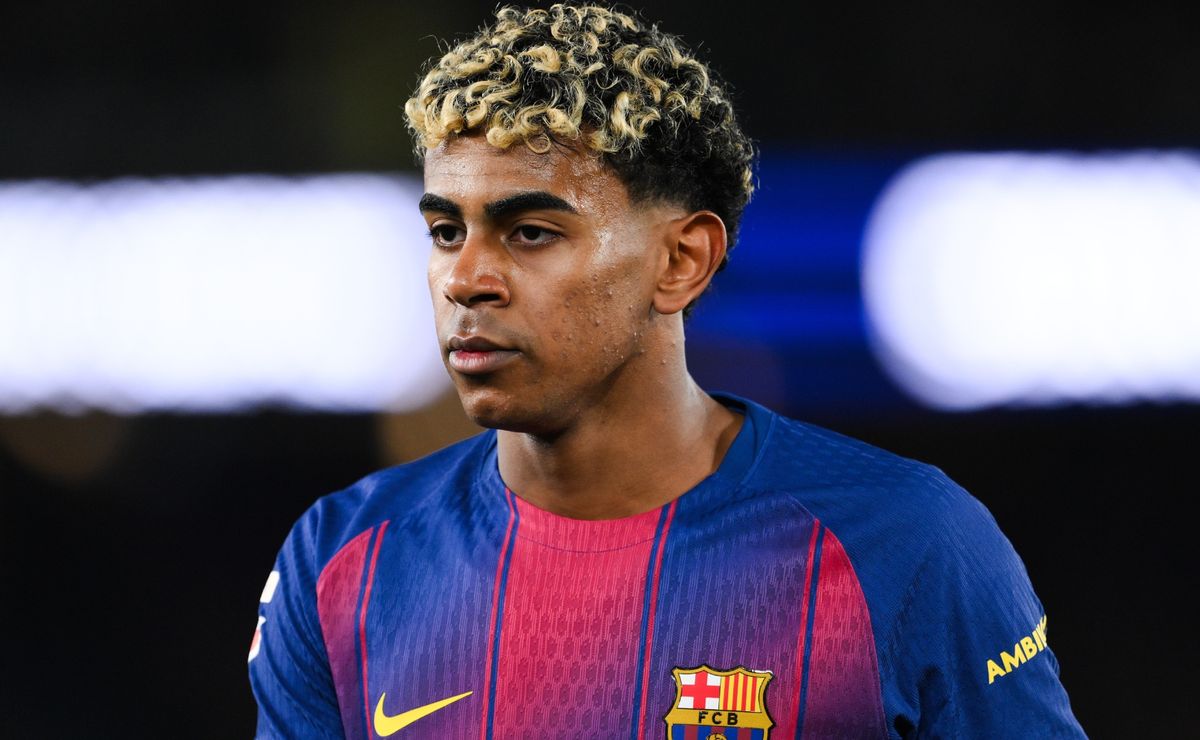 Lamine Yamal looks on during the LaLiga EA Sports match.