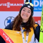 Biathlète féminine remportant la poursuite de l'étape de Coupe du monde du Grand-Bornand.