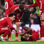 Un joueur blessé sur la pelouse de football