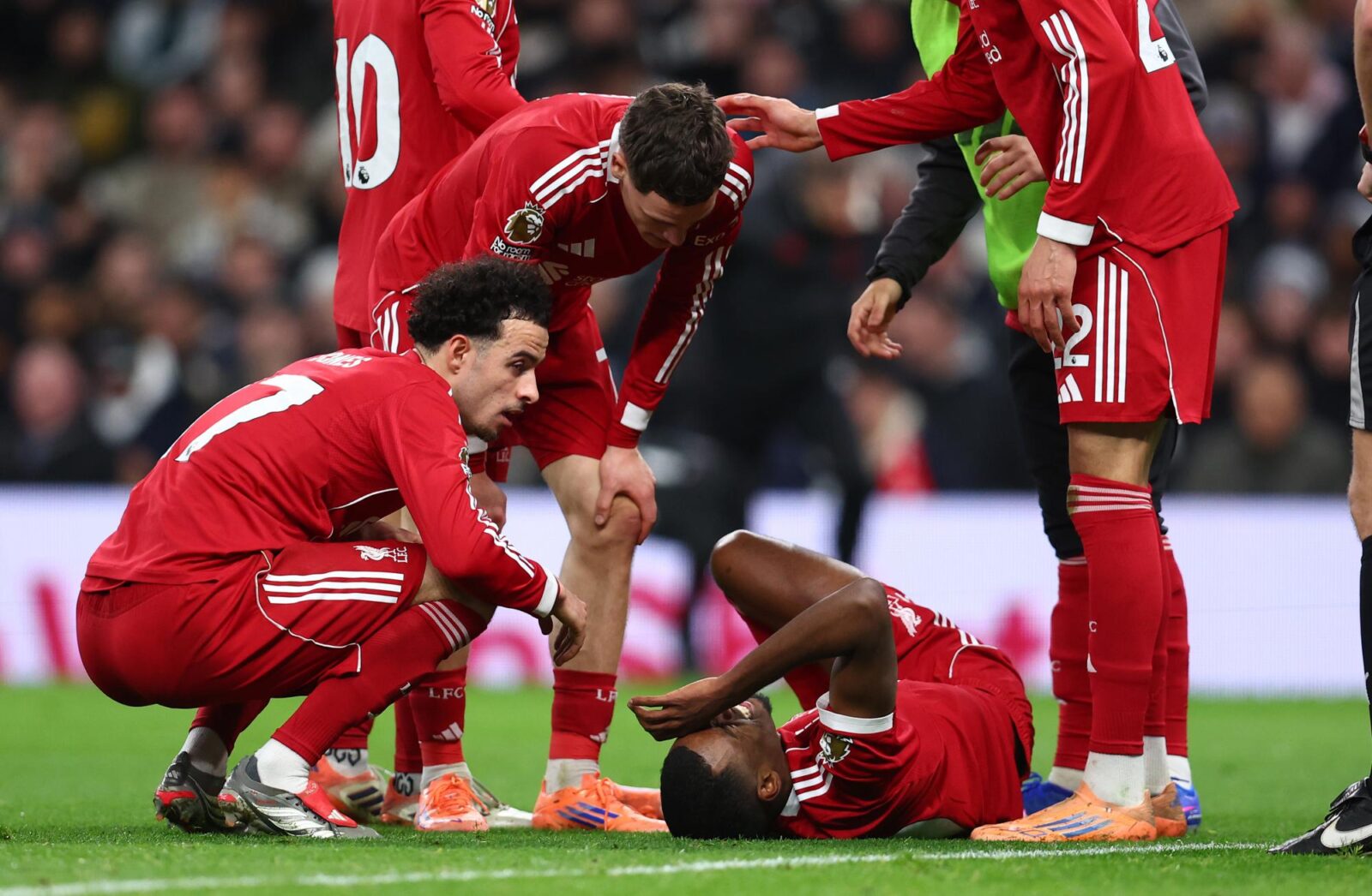 Un joueur blessé sur la pelouse de football