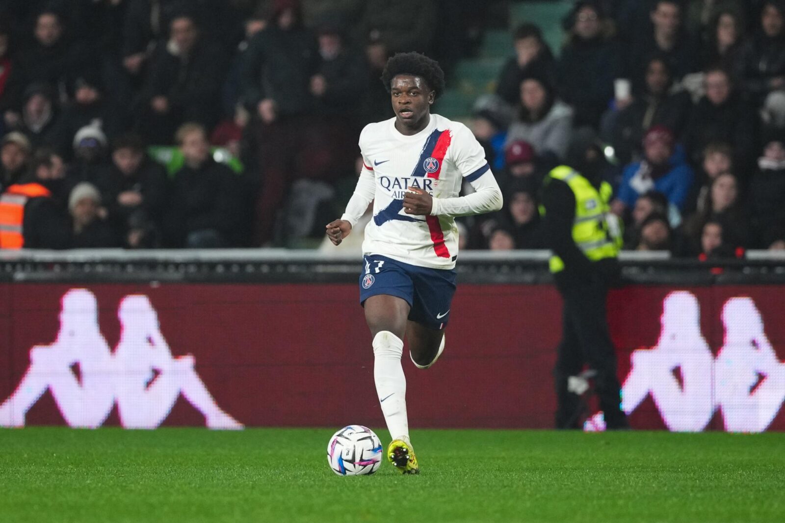 Un joueur blessé sur le terrain de football