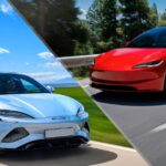 Logo de BYD dominant un logo de Tesla, symbolisant le changement de leadership sur le marché des véhicules électriques.