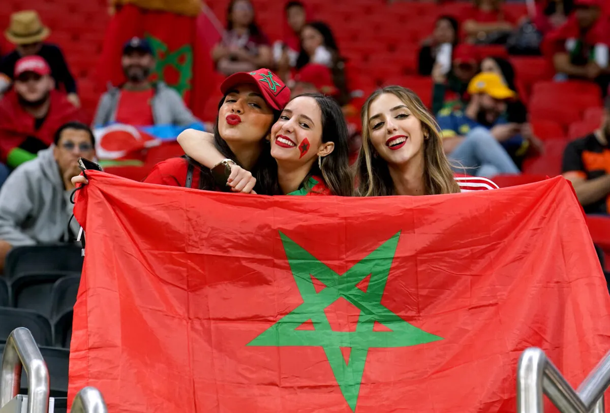 Téléspectateurs regardant la CAN 2025 au Maroc