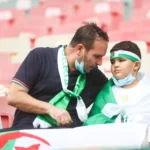 Supporters algériens attendant un vol pour rejoindre le Maroc.