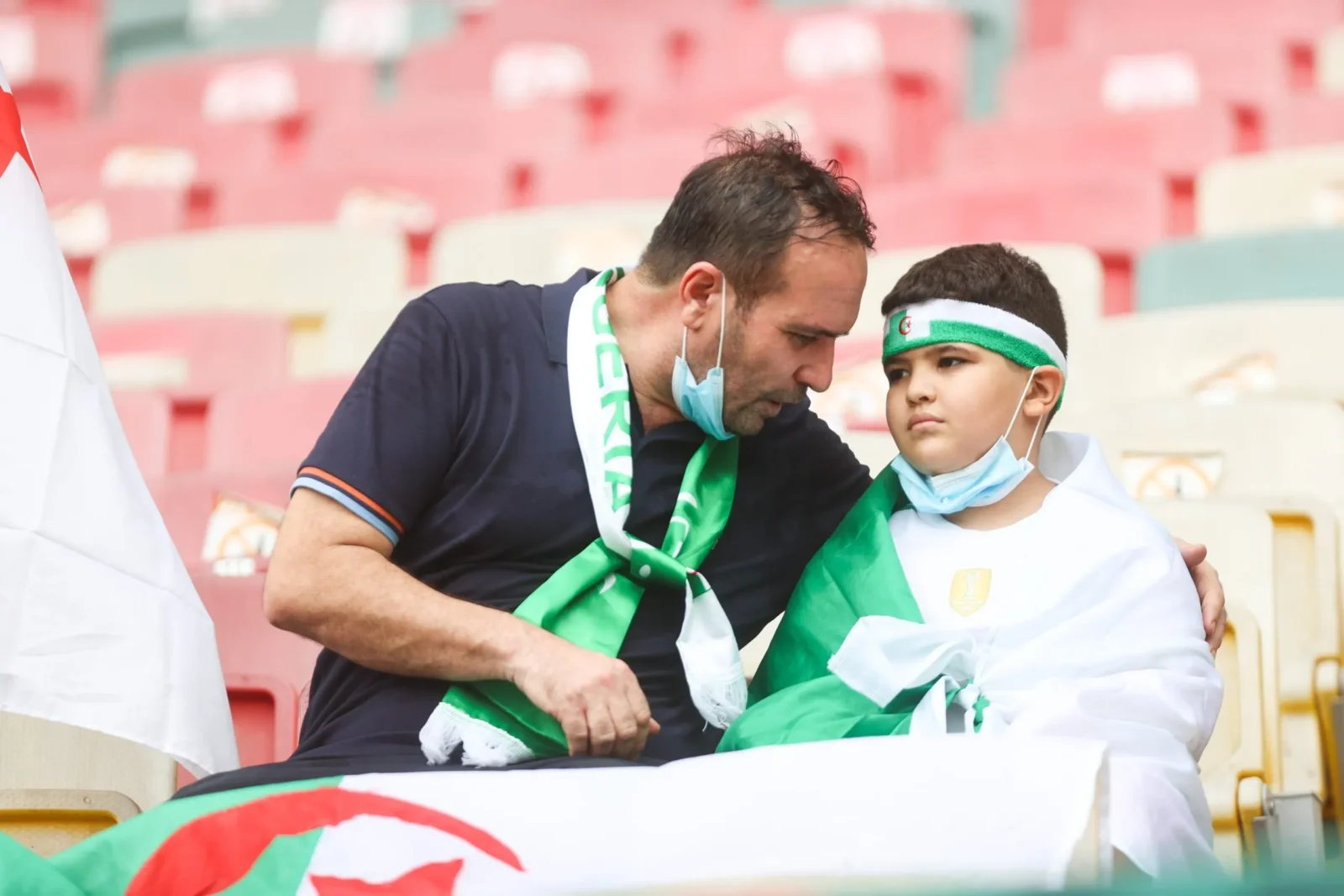Supporters algériens attendant un vol pour rejoindre le Maroc.