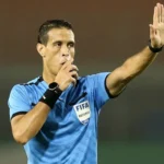 Un arbitre en action lors d'une rencontre de football africain.