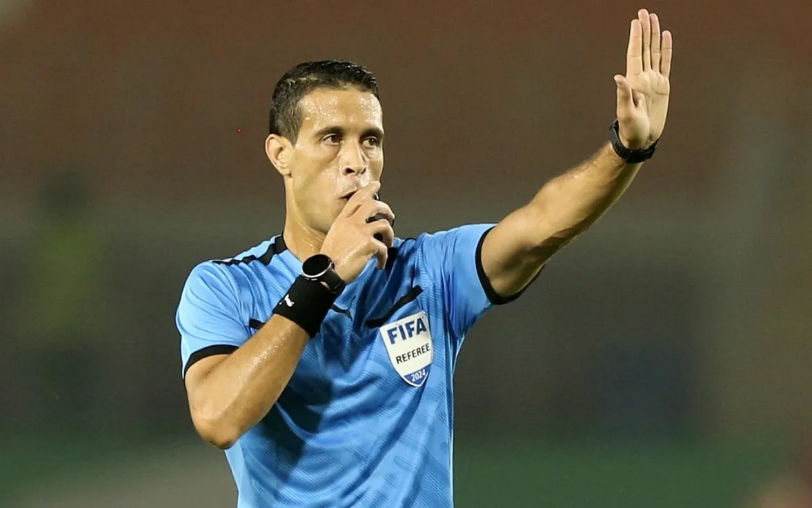 Un arbitre en action lors d'une rencontre de football africain.