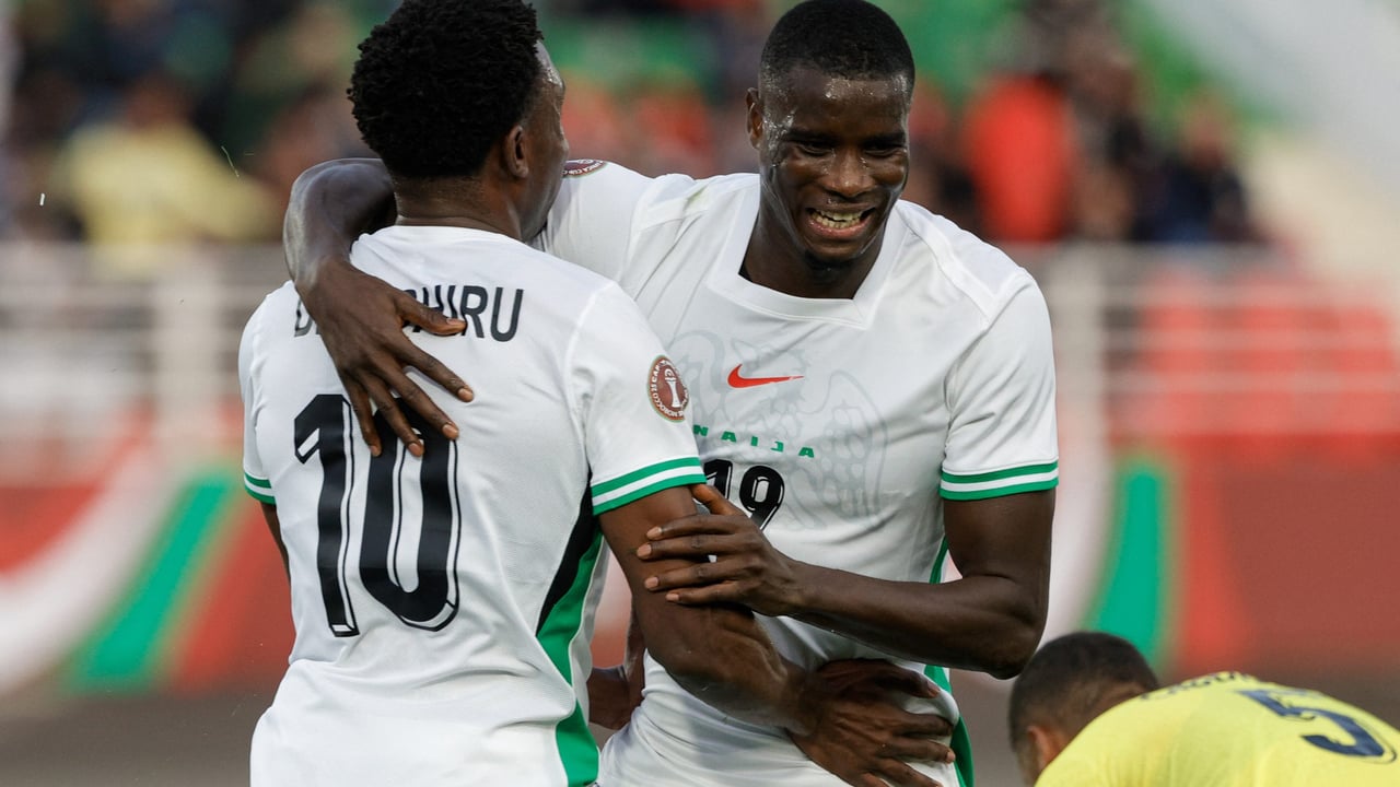 Paul Onuachu, attaquant nigérian, célèbre son but avec le milieu de terrain Fisayo Dele-Bashiru lors du match CAN 2025 contre l'Ouganda.