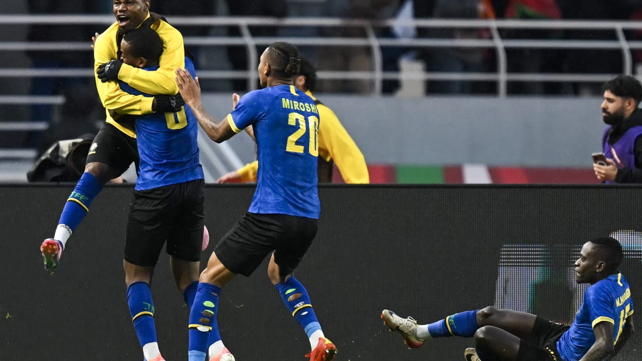 Le milieu de terrain tanzanien Feisal Salum célébrant son but égalisateur face à la Tunisie, synonyme de qualification historique pour la Tanzanie à la CAN 2025.