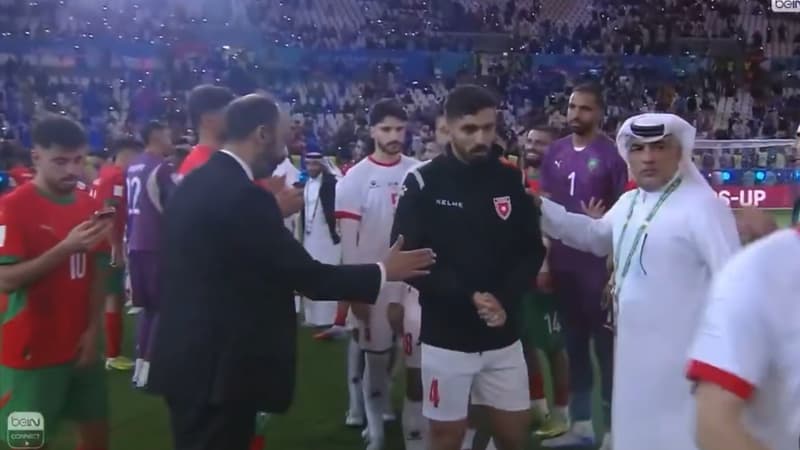 Les joueurs jordaniens refusant de serrer la main de Tarik Sektioui