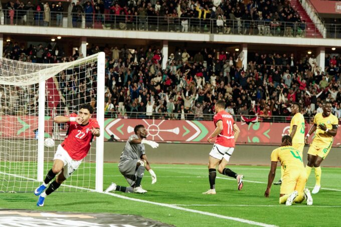 Supporters se rassemblant dans le stade d'Agadir pour assister au match entre l'Égypte et le Zimbabwe.