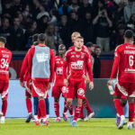 Équipe de football jouant sur un terrain enneigé.