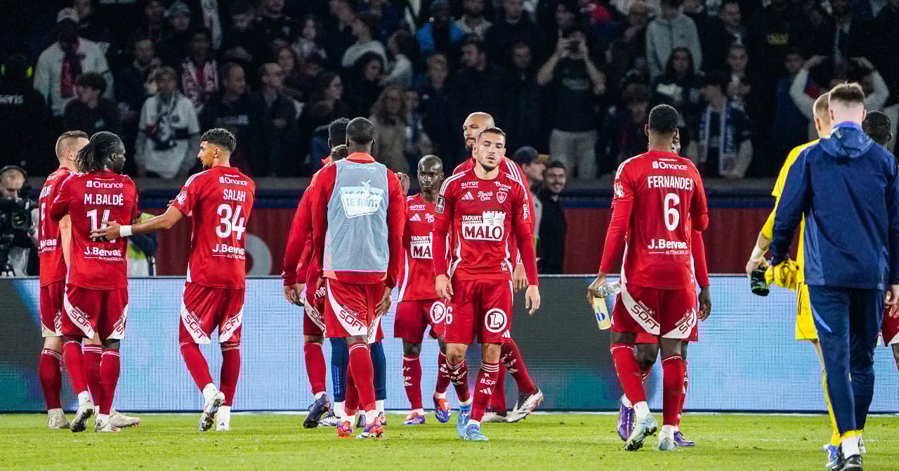 Équipe de football jouant sur un terrain enneigé.