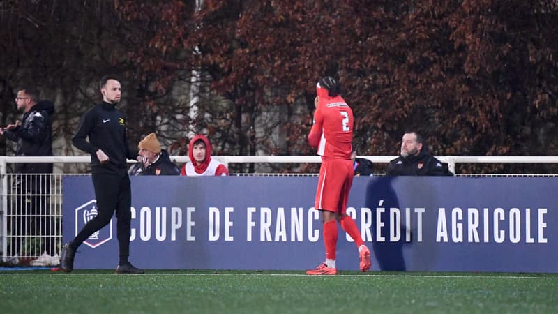 Un joueur en train de recevoir un carton rouge.