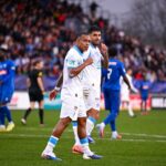 Les joueurs de football sur le terrain, prêts à se battre pour leur équipe.