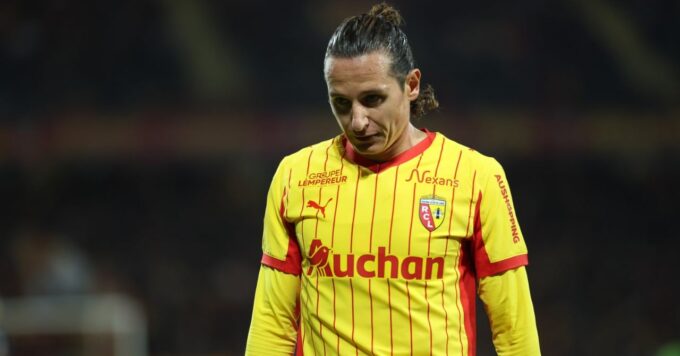 Les joueurs de Lens en action sur le terrain.