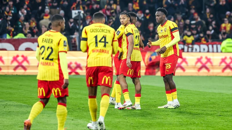 Les joueurs de Lens et Reims célèbrent leurs victoires.