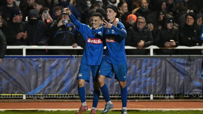 Les joueurs d'Avranches célébrant leur victoire face à Brest.