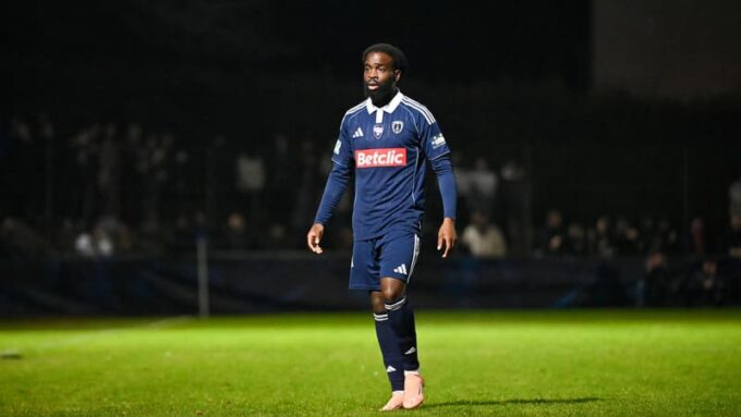 Les joueurs de Lille célèbrent leur victoire contre US Lusitanos. Texte Alt : Les joueurs de Lille célèbrent leur victoire.
