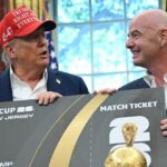 Supporters de l'équipe de France devant un panneau de billets de la Coupe du monde 2026.