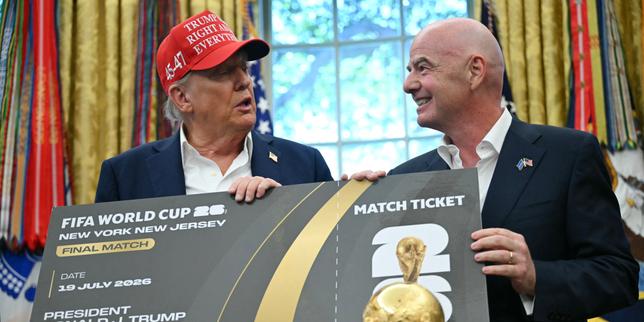 Supporters de l'équipe de France devant un panneau de billets de la Coupe du monde 2026.