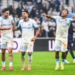 Le logo du Paris Saint-Germain et le logo de la Coupe intercontinentale.