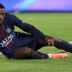 Un joueur de football en action, avec le Ballon d'Or 2025 en arrière-plan.