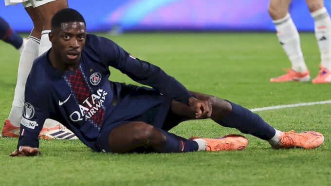 Un joueur de football en action, avec le Ballon d'Or 2025 en arrière-plan.