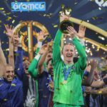 Le gardien russe, Matveï Safonov, célèbre la victoire du Paris Saint-Germain.