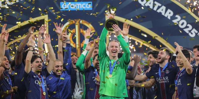 Le gardien russe, Matveï Safonov, célèbre la victoire du Paris Saint-Germain.