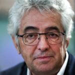 L'équipe cycliste Groupama-FDJ en action, avec Marc Madiot et Thierry Cornec en arrière-plan.