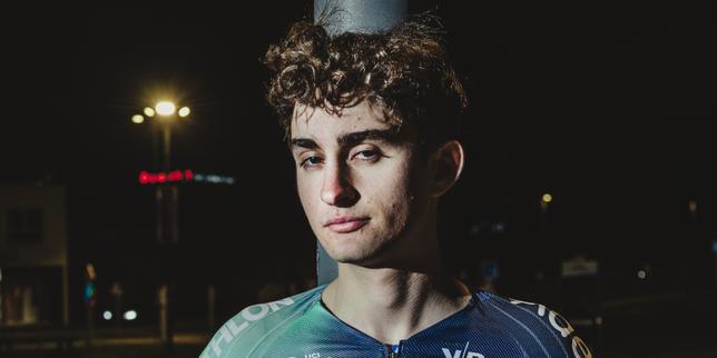 Un coureur en pleine course, avec la France au loin.