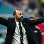 ** صورة للاعبي منتخب الأردن، حسام أبو الدهب وسالم عبيد، أثناء مرورهم على مدرب منتخب المغرب، طارق السكتيوي.