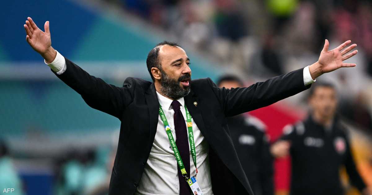 ** صورة للاعبي منتخب الأردن، حسام أبو الدهب وسالم عبيد، أثناء مرورهم على مدرب منتخب المغرب، طارق السكتيوي.