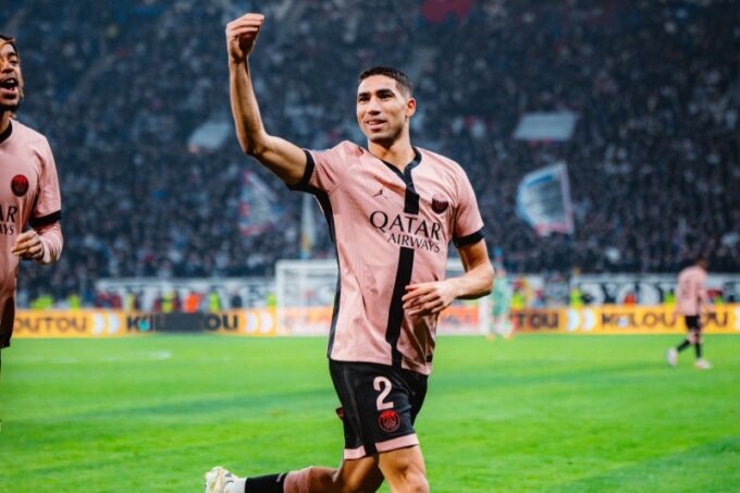 ** صورة أشرف حكيمي يلعب مع منتخب المغرب في كأس إفريقيا للأمم 2025.