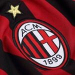 صورة لشباب يلعبون كرة القدم في ملعب جدة.