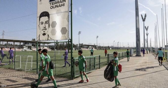 ** صورة للاعب نايف أكرد يلعب مع المنتخب المغربي.