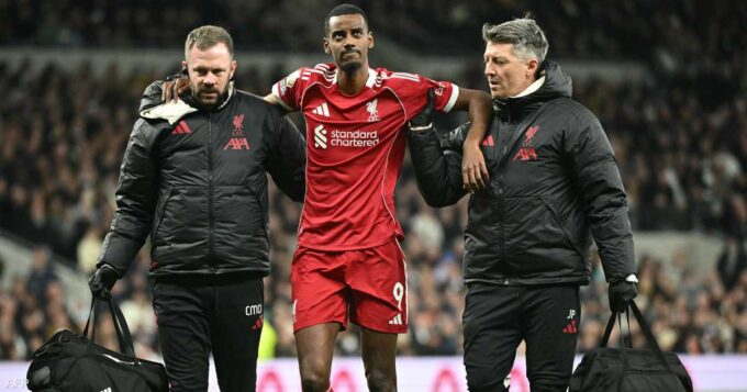 ** الصورة المثالية هي صورة للاعب ألكسندر إيزاك أثناء اللعب، مع إظهار تعرضه للإصابة.