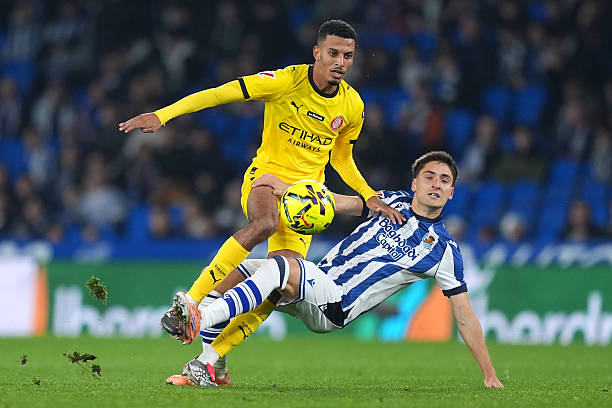 ** صورة للاعب أزدين أوناحي في مباراة لفريق جيرونا.