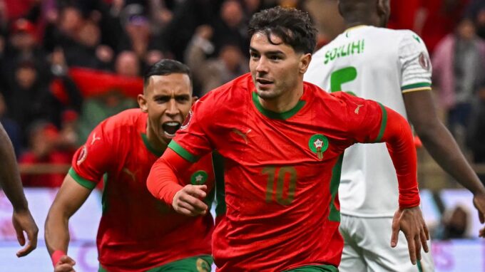 ** صورة للاعب إبراهيم دياز في اللحظة التي حصل فيها على هدف، مع خلفية الملعب وجماهير المباراة.